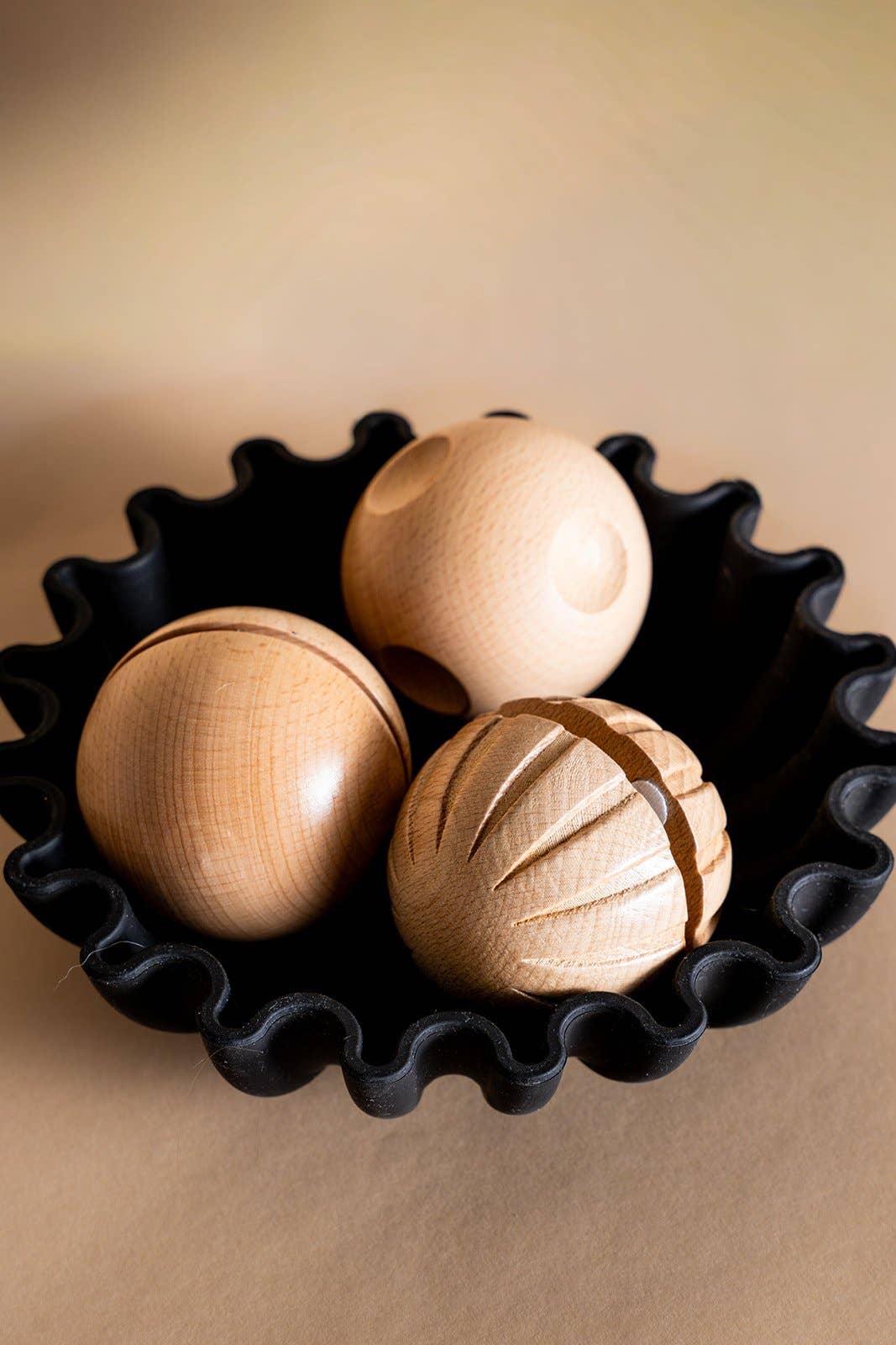 SCALLOPED RATTLE BOWL: Soft Black